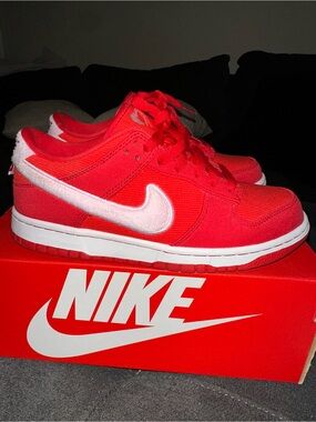 Nike Red Low-Top Sneakers light pink Swoosh Accent